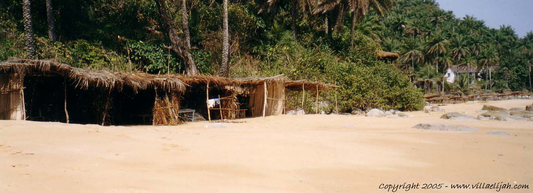 Les cases, plage Guiakhembi